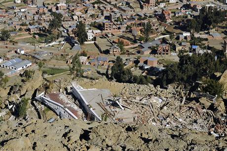 Geologick zlom polyk domy v bolivijskm La Pazu